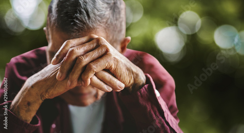 Fotografía senior man covering his face with his hands