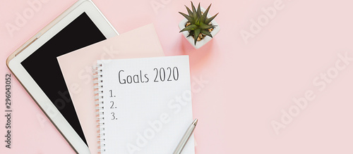 Top view of a flat lay of desktop and notepads for writing down goals and plans Tableau sur Toile