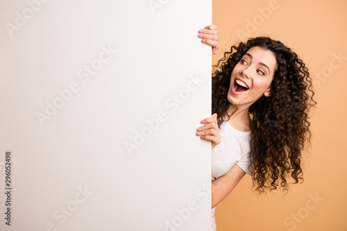 Fotomural Photo of amazing lady holding big white placard presenting novelty information n