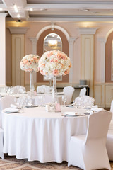 Canvas Print - Luxurious wedding decor at the dining tables in the restaurant 's bright hall