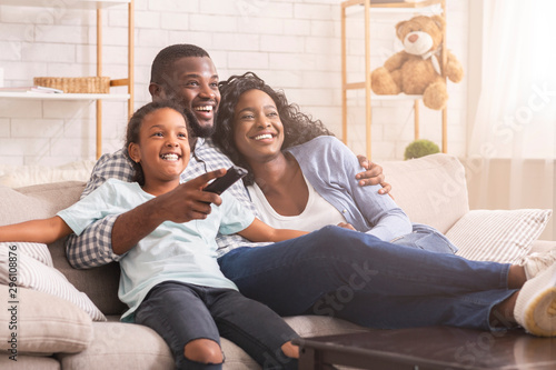 Fotomural Happy black family relaxing and watching tv at home