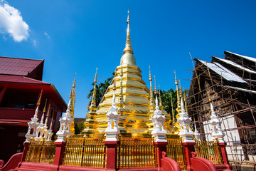 Canvas Print - Golden pagoda in Phan Tao temple