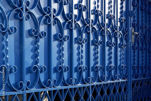 Fotografía Sunlight and shadow on surface of wrought-iron elements pattern of vintage blue