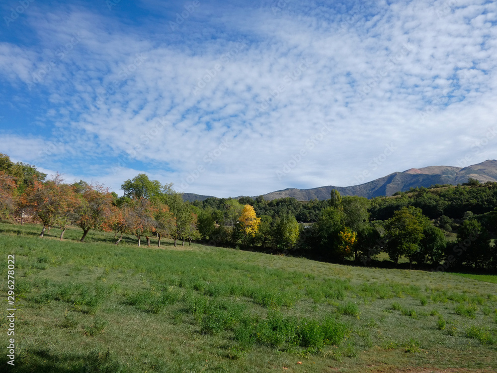 Vistas y paisajes del Pirineo de Huesca, Aragón, España; Escenas de alta montaña en la época del inicio del Otoño