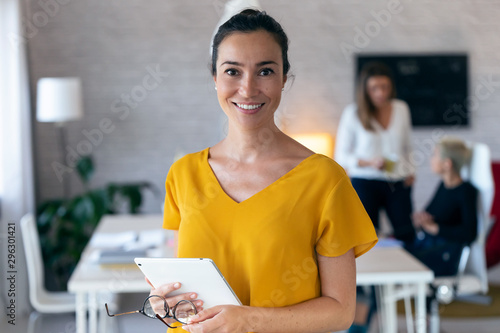 Fotomural Pretty young businesswoman looking at camera