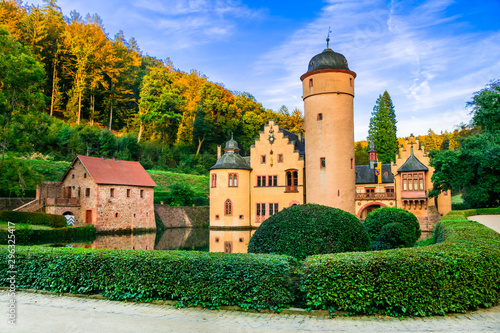 Foto: romantic castle Mespelbrunn with beautiful gardens in Germany romantic castle Mespelbrunn with beautiful gardens in Germany
