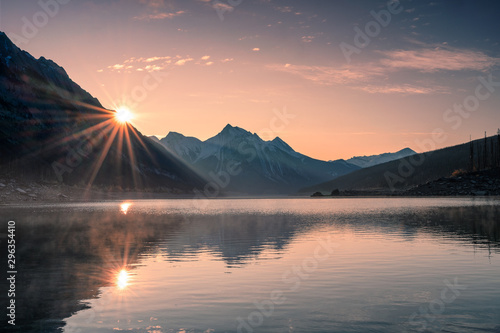 wschod-slonca-na-gorze-z-mglowym-w-medicine-lake-przy-jasper