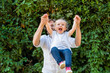 © Giorgio Magini/Westend61 - Happy father playing with little daughter in a park