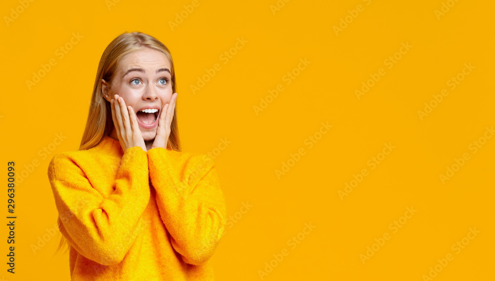 Shocked girl looking at copy space with amazement - obrazy, fototapety, plakaty 