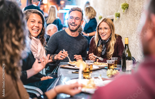 Fotomural Young friends having fun drinking white wine at street food festival - Happy peo
