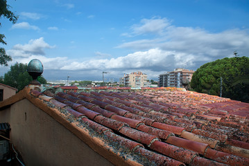 tejado de casa y nubes en Tarragona (España)