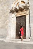 Fototapeta Na drzwi - Wunderschöne Elegante Frau im Kleid in Pisa Italien