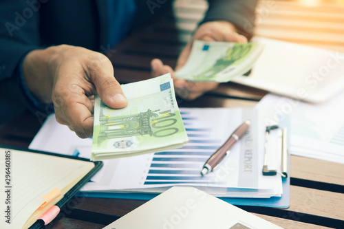 Fotografía The hands of business people who are spending euros