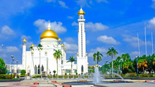 Brunei Darussalam, Bandar Seri Begawan - August  24, 2019: Masjid Omar Ali Saifuddien Mosque In Brunei Darussalam With Golden Dome