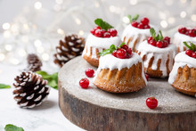 Small Christmas Bundt Cakes With Currants