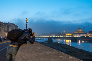 Fotografo scatta una foto a Firenze all'alba