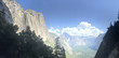 Blick auf den Upper Yosemity Wasserfall und Half Dome im Spätsommer aus Sicht eines Wanderers.