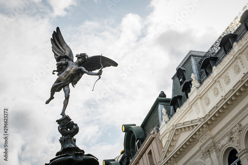 Fotografía Shaftesbury Memorial Fountain in Piccadilly Circus, London