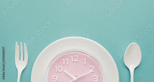 Cuadros en Lienzo Pink clock on white plate, Intermittent fasting concept, ketogenic diet, weight