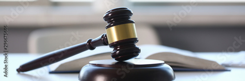 Cuadros en Lienzo The judge hammer lies on table in