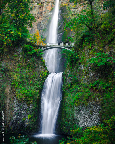 Naklejki na meble Wodospad Multnomah Falls z gładką wodą z fotografii o długim czasie naświetlania