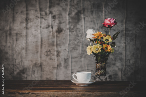 Fotografía Still life with flower vases and coffee cups