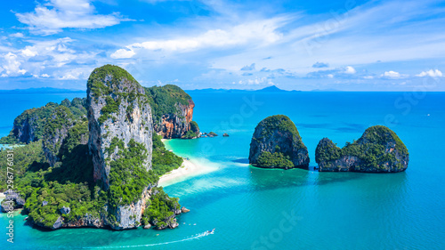 Fotografía Aerial view Railay Beach and Phra Nang Cave Beach in beautiful bay in Krabi province, tropical coast with paradise beache, Krabi, Thailand