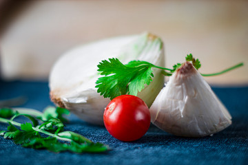 Cebollas y tomate para una salsa