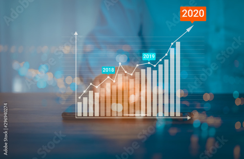 Fotografía Business analytics and financial concept, Plans to increase business growth and an increase in the indicators of positive growth in 2020 floating above digital screen mobile phone