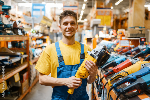 Fotomural Builder choosing angle grinder in hardware store
