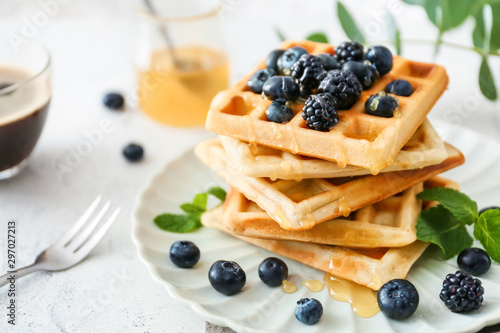 Fotografía Plate with sweet tasty waffles on white table