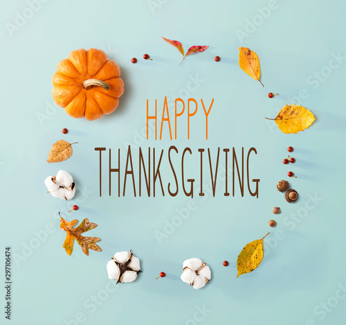 Fotografía Thanksgiving message with autumn leaves and an orange pumpkin