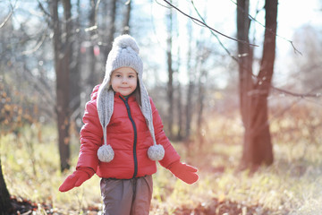 Children walk in the autumn park