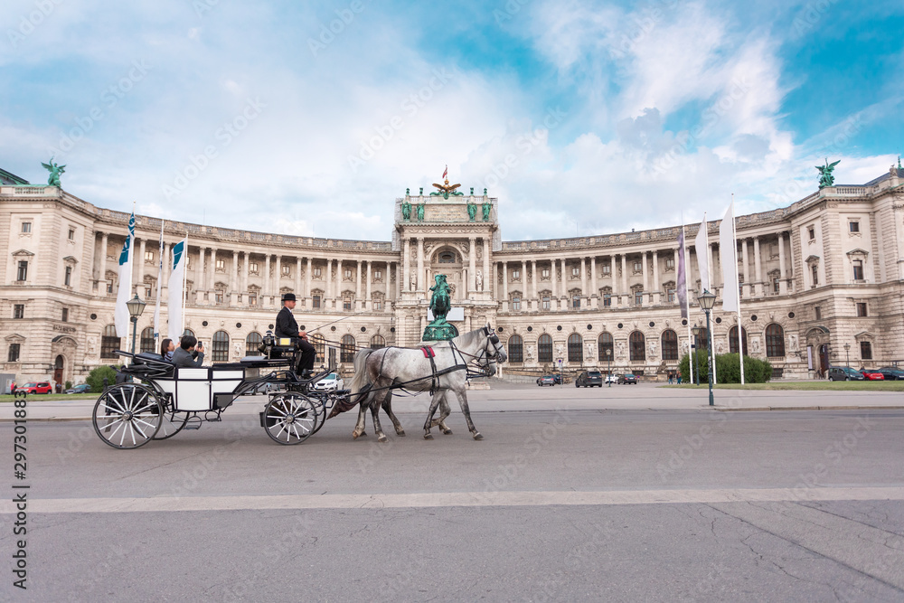Obraz na płótnie Hofburg Palace and Heldenplatz with a passing carriage with a pair of horses, Vienna, Austria w salonie
