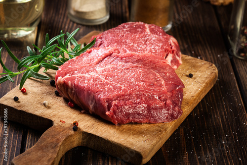 Fotografía Fresh raw beef steak sirloin with rosemary