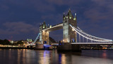 Fototapeta Londyn - heure bleue sur le tower bridge