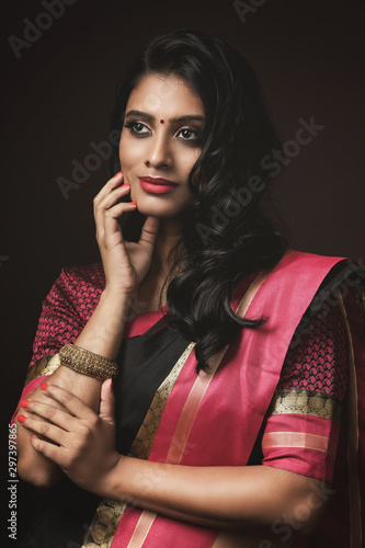 Cuadros en Lienzo Beautiful Indian woman wearing traditional sari dress