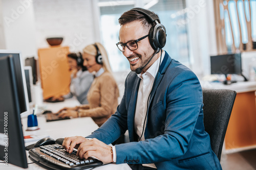 Fotomural Handsome male customer service agent working in call center office as a telemarketer