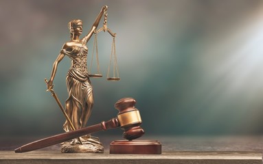 Canvas Print - Justice Scales and books and wooden gavel on table. Justice concept