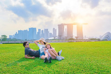 SINGAPORE CITY , SINGAPORE : APRIL 19, 2019 : Tourists Are Traveling Happily In Singapore.