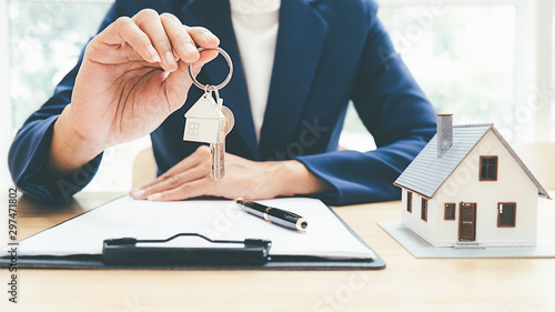 Fotografía House model with real estate agent and customer discussing for contract to buy house, insurance or loan real estate background