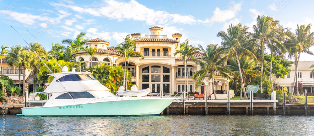 Luxury Waterfront Mansion in Fort Lauderdale Florida - obrazy, fototapety, plakaty 