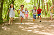 canvas print picture - Gruppe Kinder beim Rennen in der Natur im Sommer