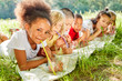Kinder trinken Wasser mit Strohhalm im Sommer