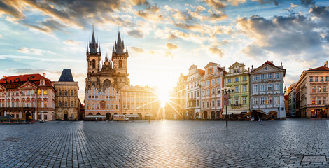 Wall Mural - Panorama des großen Platzes in der Altstadt von Prag mit Marienkirche und Nationalgalerie bei Sonnenaufgang ohne Menschen, Tschechien