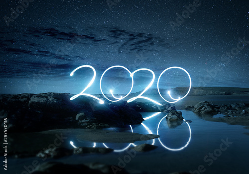 Night time 2020 light effect writing reflecting in water on a beach Tableau sur Toile