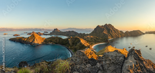Cuadros en Lienzo Insel Padar im Morgenlicht - Indonesien