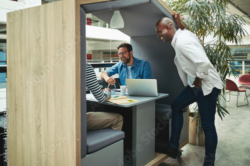 Fotomural Diverse businessmen laughing together in an office meeting pod