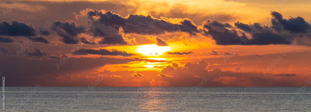 Beautiful dramatic cloudscape landscape sunset from the beach - obrazy, fototapety, plakaty 