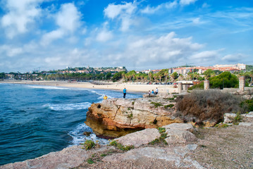 personas en la costa en Tarragona (España)